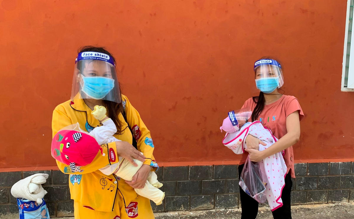 Niềm vui sau chặng đường dài của những công dân "đặc biệt".