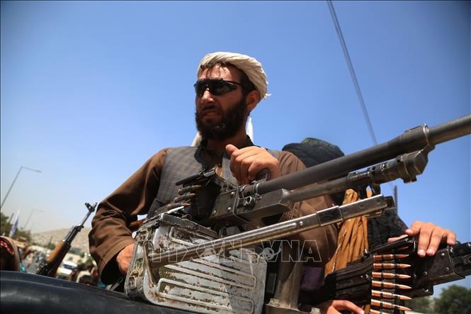 Tay súng Taliban sau khi giành quyền kiểm soát thủ đô Kabul (Afghanistan) ngày 16/8/2021. Ảnh: THX/TTXVN