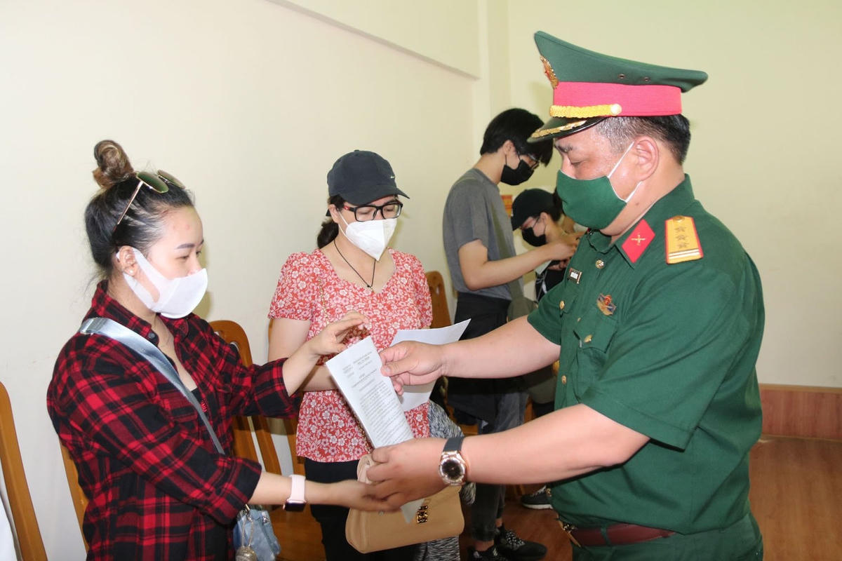 Lãnh đạo Trung đoàn 244 trao giấy chứng nhận hoàn thành thời gian cách ly đối với 126 công dân.