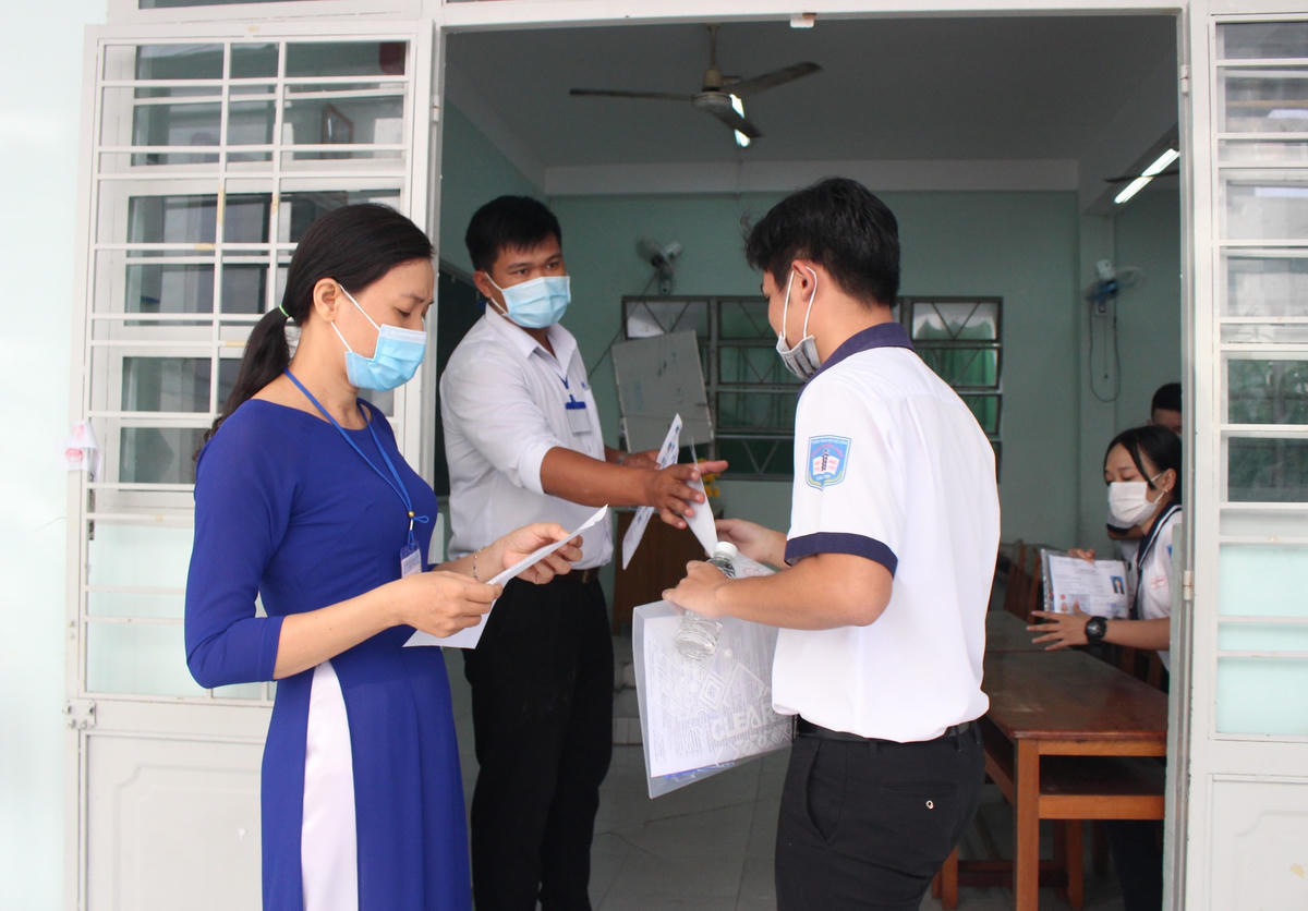 Thí sinh Cần Thơ làm thủ tục trước khi bước vào phòng thi 