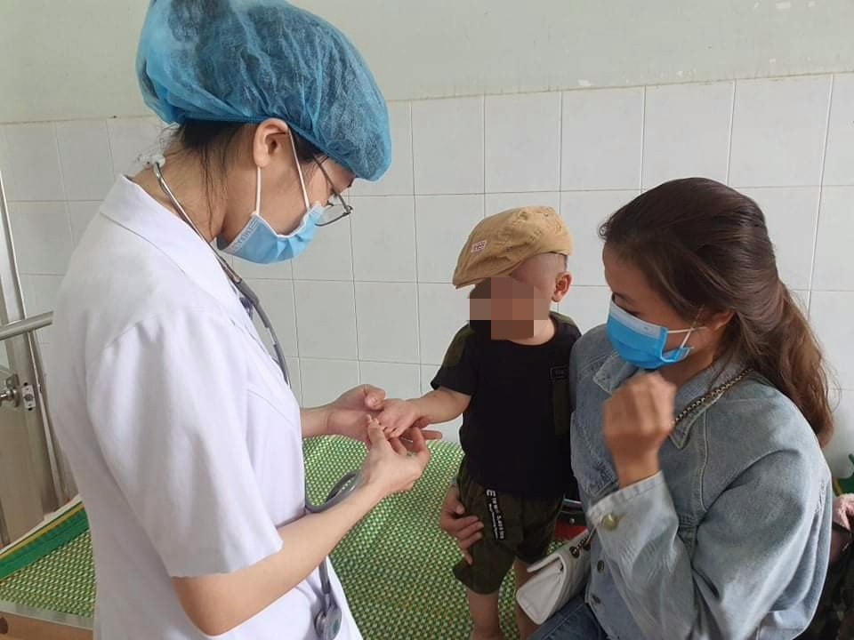Điều trị bệnh nhân nhi mắc tay chân miệng. Ảnh: Tấn Thành.