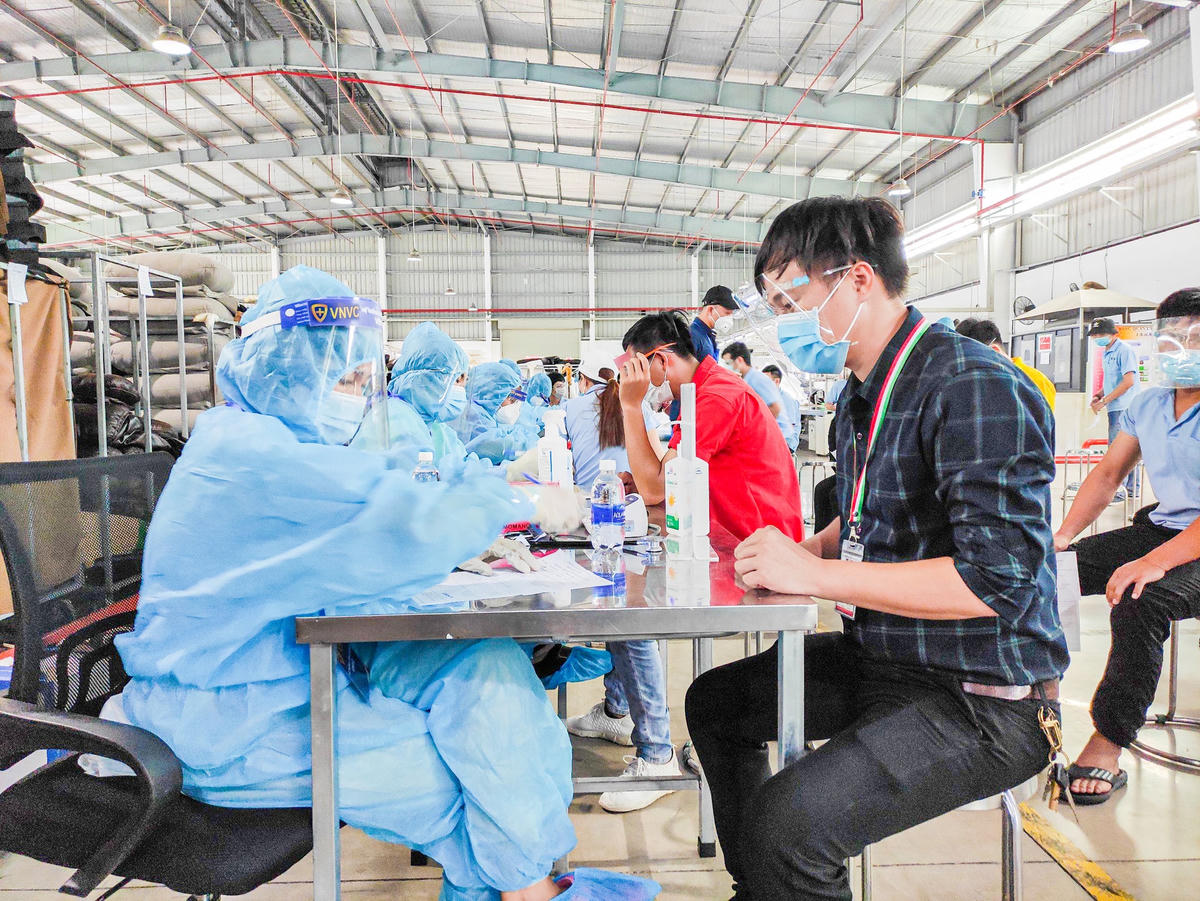 Công nhân các khu công nghiệp của Bình Dương được tiêm vaccine Covid-19.