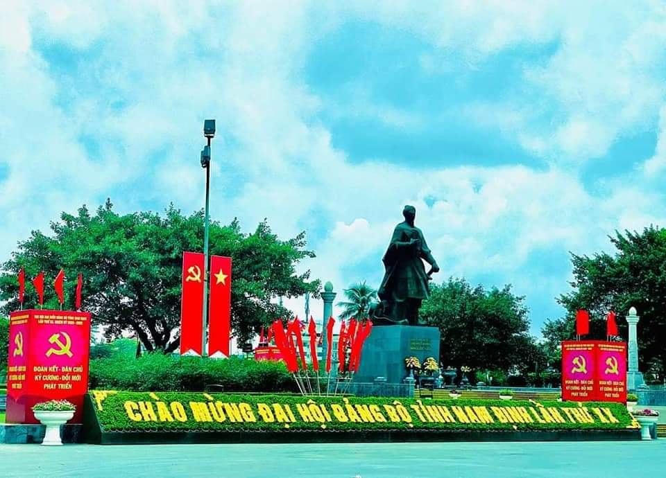 Tượng đài Quốc công Tiết chế Hưng Đạo Đại Vương Trần Quốc Tuấn ở TP Nam Định 