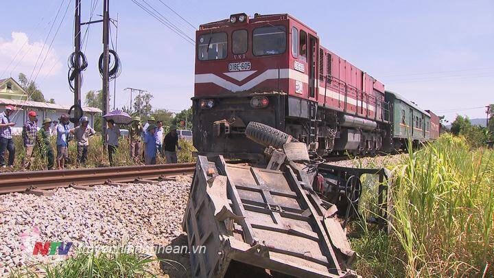 Trước đó, trên tuyến đường sắt đoạn qua huyện Nghi Lộc cũng xảy ra vụ tai nạn giữa tàu hỏa và xe ba gác chở hàng, làm một người bị thương nặng.