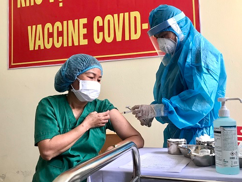 Nữ cán bộ y tế của Bệnh viện Phổi Đà Nẵng tiêm vaccine phòng Covid-19. Nguồn: Bộ Y tế.