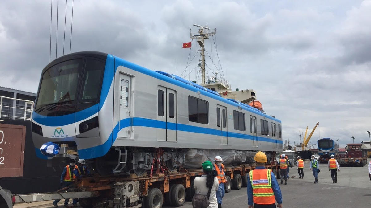 Ba mươi kỹ sư, công nhân được huy động để vận chuyển đoàn tàu.