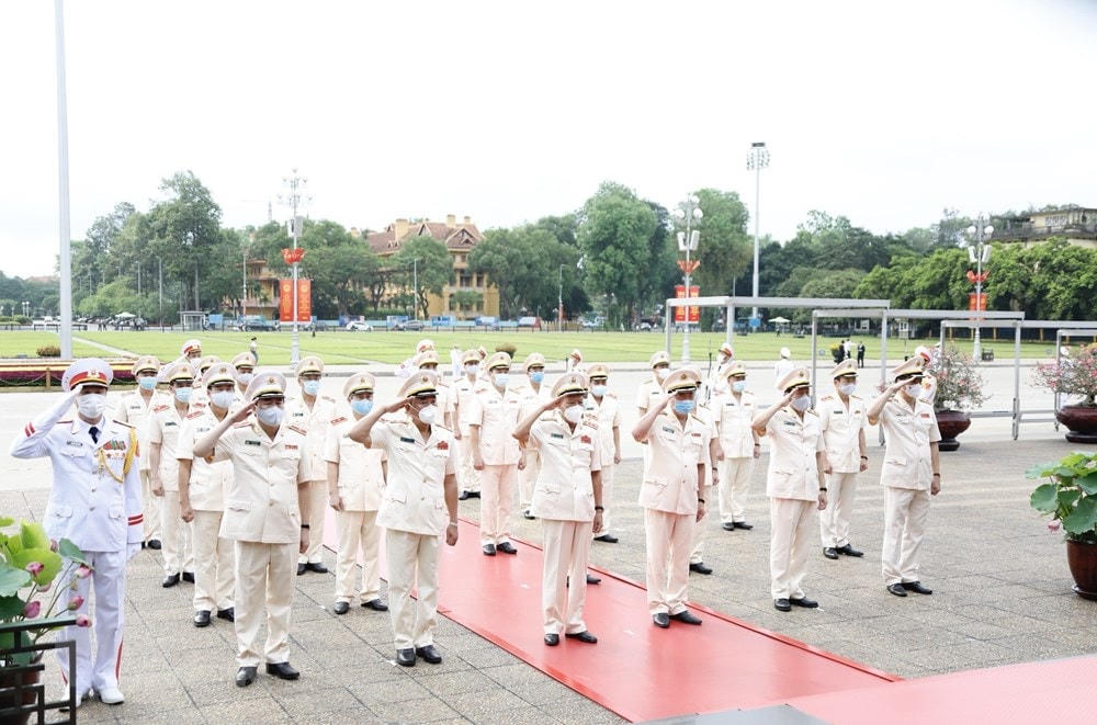 Đoàn đại biểu Đảng uỷ Công an Trung ương và Bộ Công an tưởng niệm Chủ tịch Hồ Chí Minh. (Ảnh: Dương Giang/TTXVN).