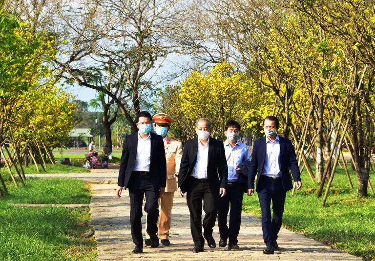 Chủ tịch UBND Thừa Thiên-Huế Phan Ngọc Thọ (đi giữa) kiểm tra vườn Hoàng mai trước Đại nội-Huế trong dịp Xuân Tân Sửu-2021.