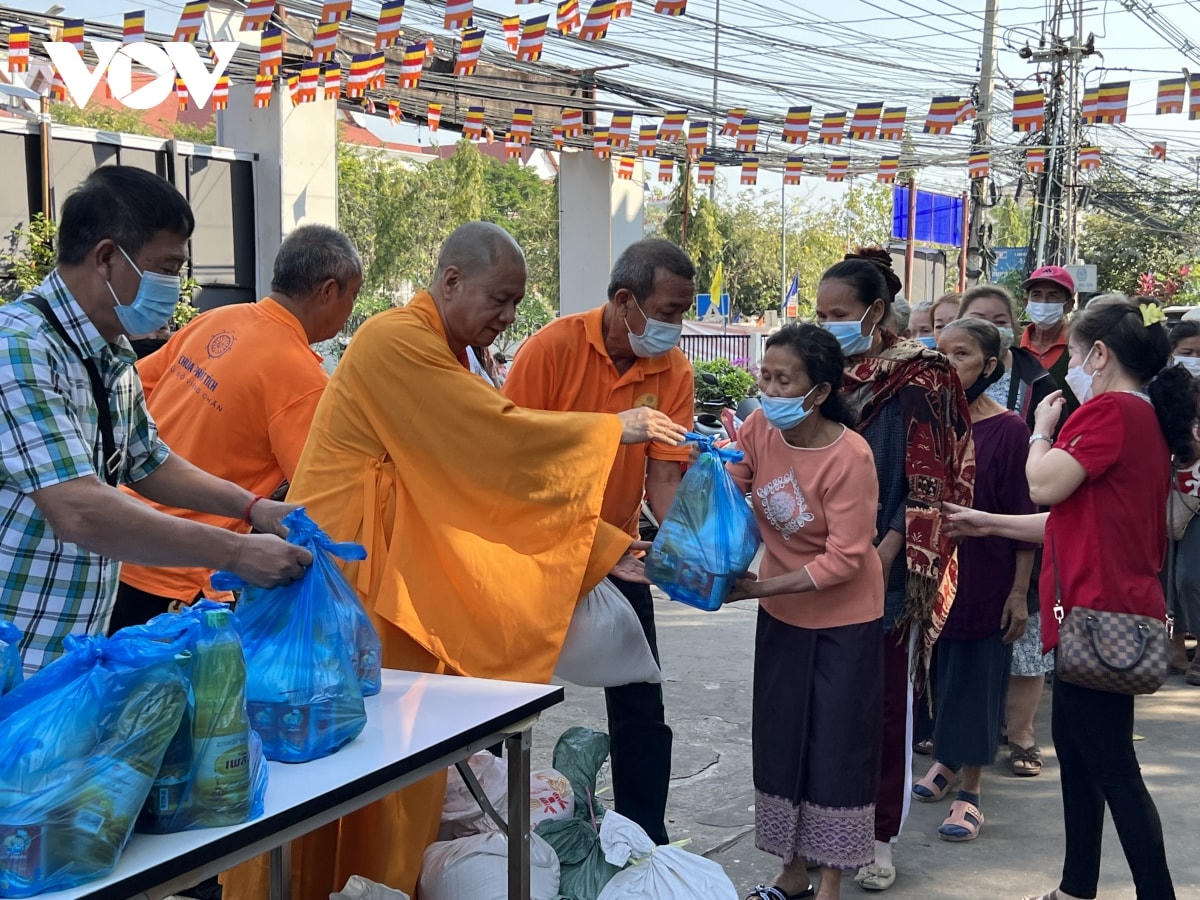 Thượng tọa Thích Minh Quang trao quà cho bà con có hoàn cảnh khó khăn tại thủ đô Viêng Chăn.  