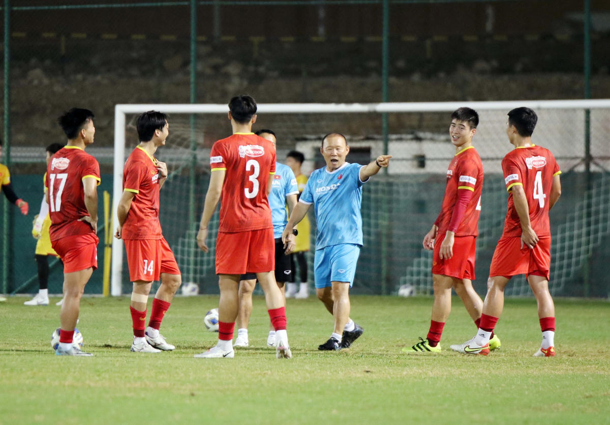 Thầy Park làm công tác tư tưởng trước buổi tập.