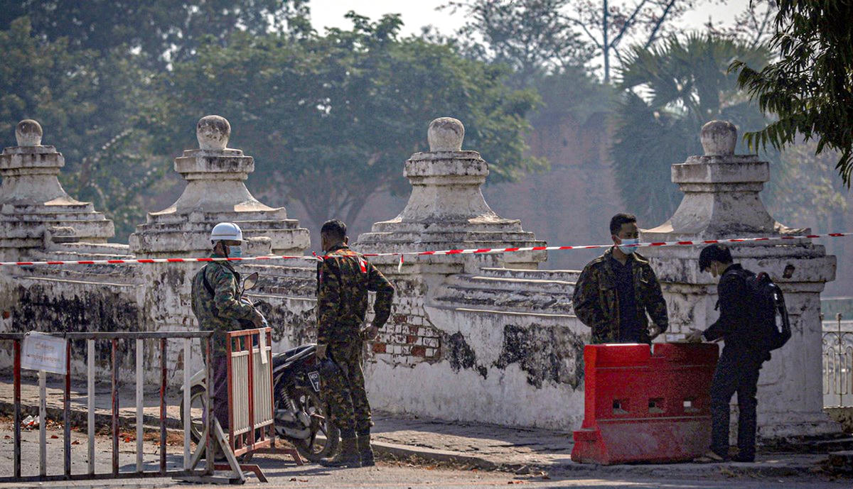 Binh sĩ gác tại một điểm kiểm soát ở Mandalay, Myanmar, ngày 2/2/2021. Ảnh: AFP.  