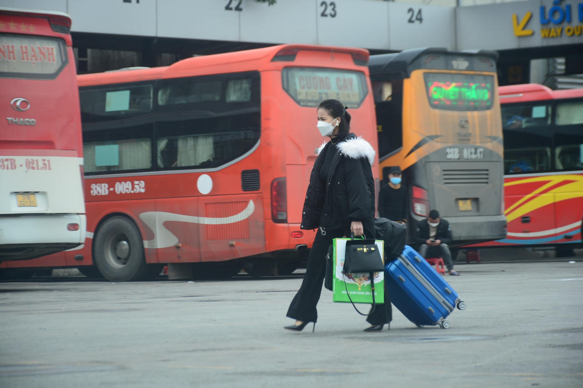 Chị Nguyễn Thu Uyên đến bến xe Nước Ngầm để bắt xe về Nghệ An chia sẻ: “Năm nay, tôi khá bất ngờ khi đến bến xe để về quê ăn Tết. Như mọi năm, vào những ngày này bến xe đông nghịt người nhưng năm nay đường phố rất thoáng, không còn phải chen chúc để về quê ăn Tết nữa”.