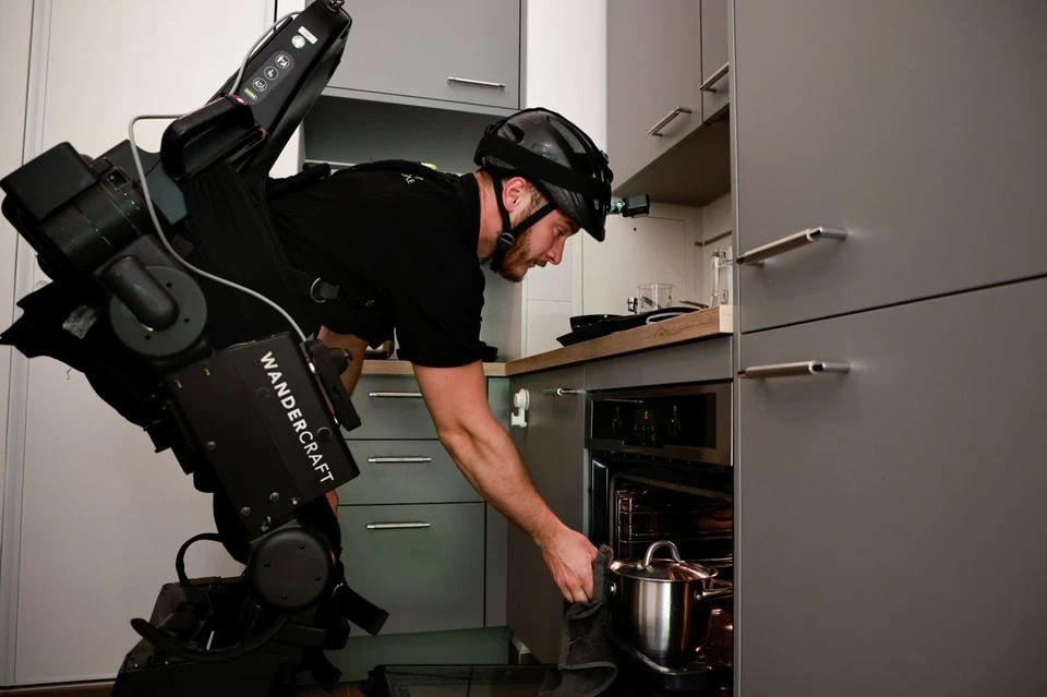 Bộ khung xương robot của Wandercraft đã giúp Kevin Piette có thể di chuyển quanh nhà, sau 10 năm bị liệt vì tai nạn.