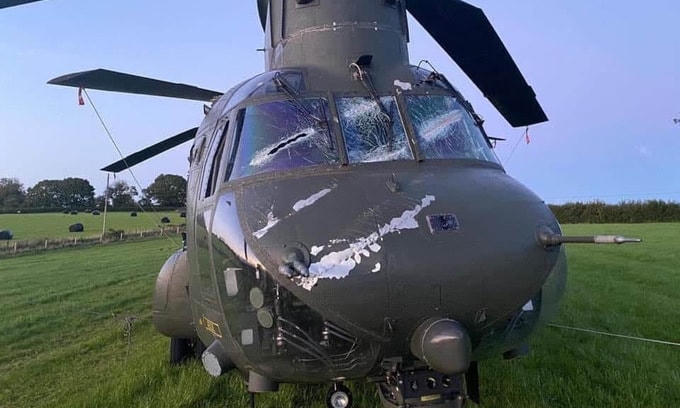 Trực thăng Chinook sau vụ va dây điện hôm 28/7. Ảnh: Twitter/Mark Bate.