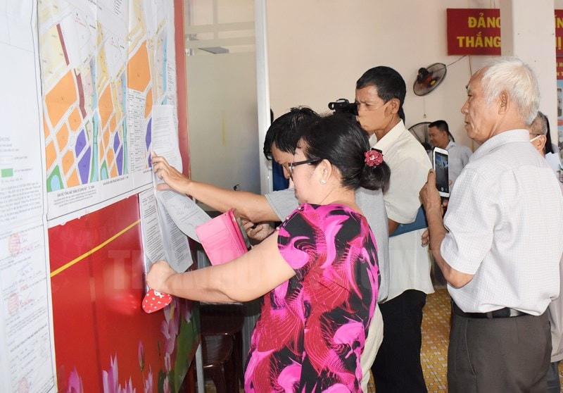 Người dân xem bản đồ điều chỉnh cục bộ quy hoạch phân khu tỷ lệ 1/2000 thuộc Khu chức năng số 7 trong Khu đô thị mới Thủ Thiêm và 2 lô đất (ký hiệu III - HH8, III - CC1) thuộc Khu đô thị chỉnh trang 296,4ha kế cận Khu đô thị mới Thủ Thiêm, Quận 2.