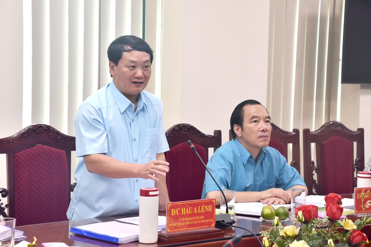 Phó Chủ tịch - Tổng Thư ký UBTƯ MTTQ Việt Nam Hầu A Lềnh phát biểu tại buổi làm việc.