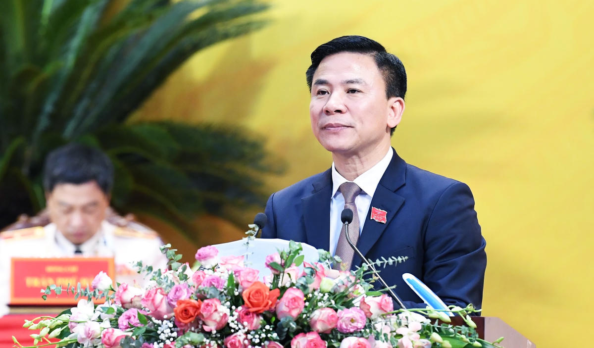 Ông Đỗ Trọng Hưng, Phó Bí thư Thường trực Tỉnh uỷ Thanh Hoá khoá XVIII trình bày tóm tắt báo cáo chính trị.