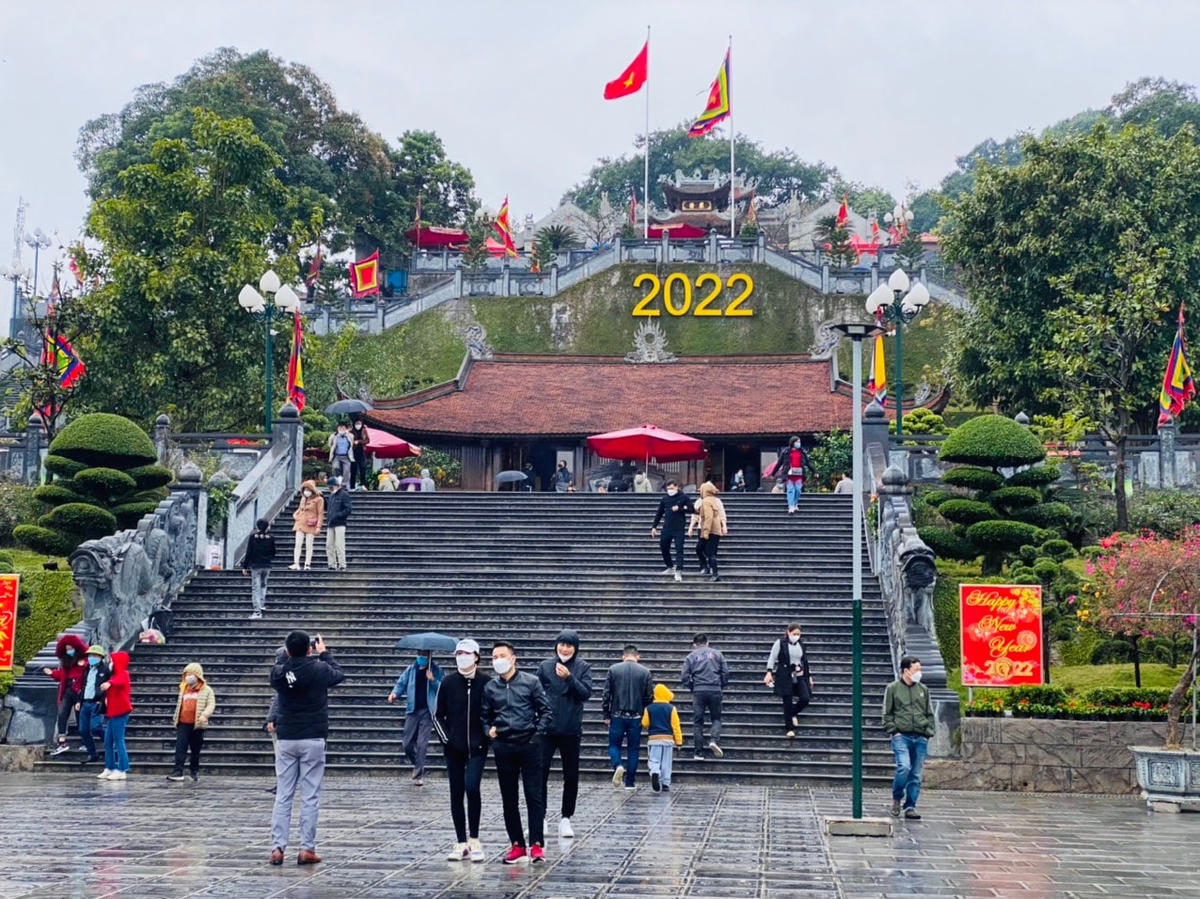 Quảng Ninh thu hút khách du lịch dịp đầu năm.