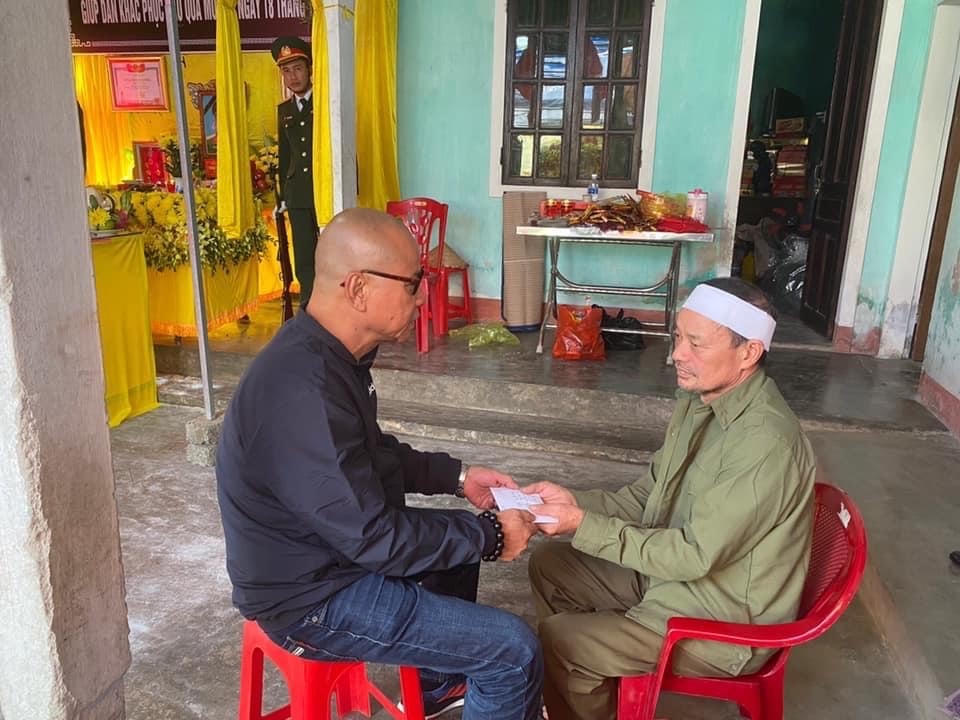 Nhà văn Phạm Ngọc Tiến đại diện Quỹ Trò nghèo vùng cao đến thăm hỏi, tặng quà, động viên gia đình thân nhân các liệt sĩ đã hy sinh trong khi làm nhiệm vụ giúp dân khắc phục hậu quả mưa lũ tại Hà Tĩnh.