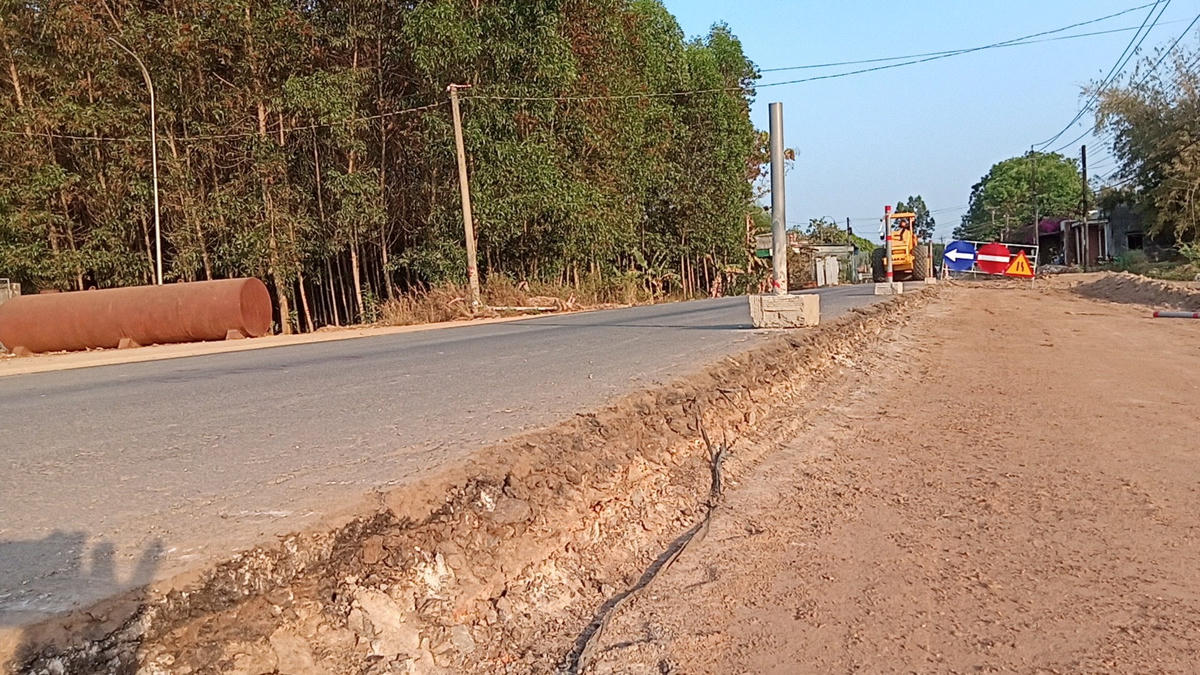 Thi công cả một đoạn đường dài hàng chục km nhưng nhiều đoạn tuyến không có người hướng dẫn, điều tiết giao thông. 