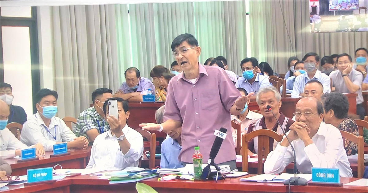 Đại diện các hộ dân trình bày ý kiến tại buổi đối thoại. Ảnh: Hồng Phúc.