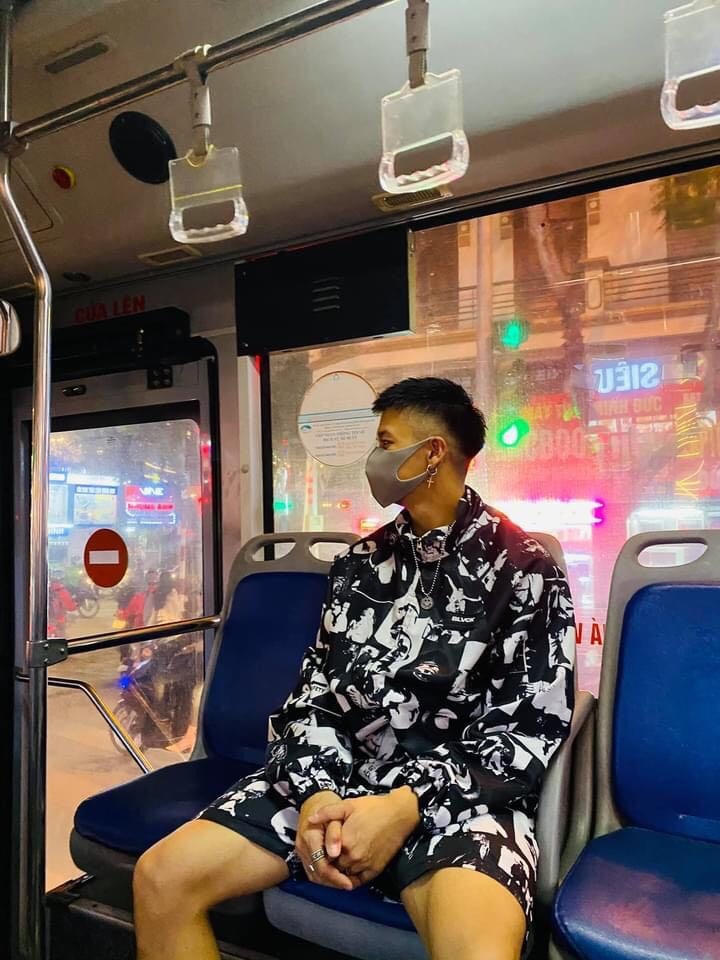 Trọng Hiếu cảm thấy thú vị khi lần đầu tiên đi xe buýt tại Việt Nam.
