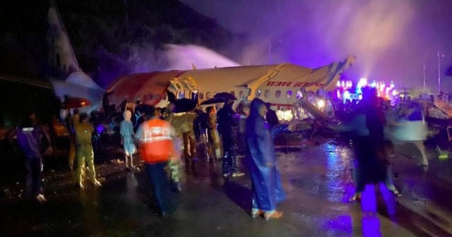 Chiếc máy bay bị vỡ làm đôi tại hiện trường (Ảnh: timesnownews).