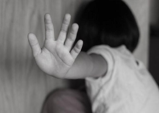 Cháu bé bị gã đàn ông 45 tuổi cùng xóm trọ dâm ô. Ảnh minh họa