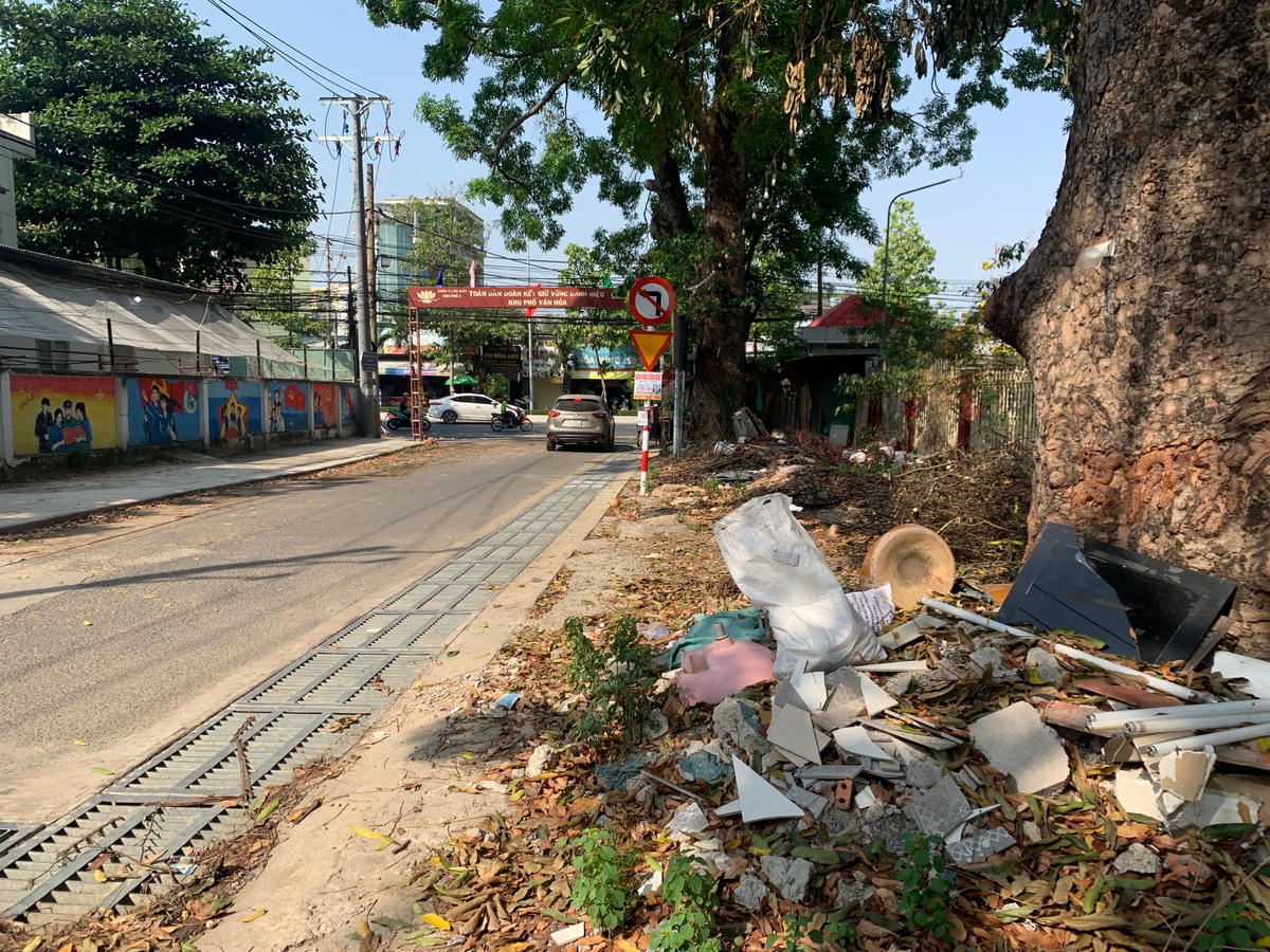 Ngay kế bên UBND phường Tân Hiệp là những đống xà bần do người dân đổ trộm, chưa được thu gom.