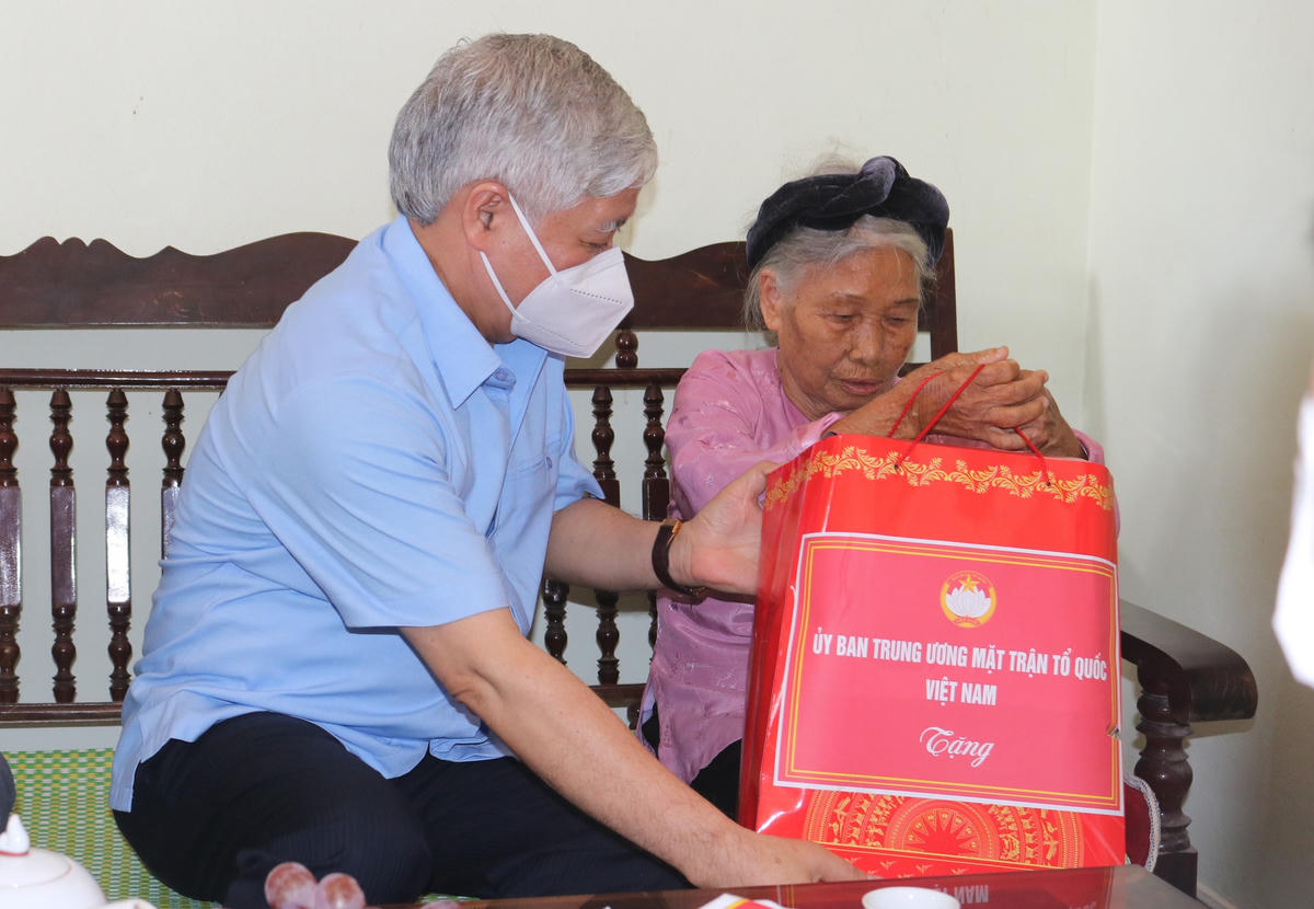 Chủ tịch Đỗ Văn Chiến tới thăm hỏi, tặng quà Mẹ Việt Nam Anh hùng Phạm Thị Chít.