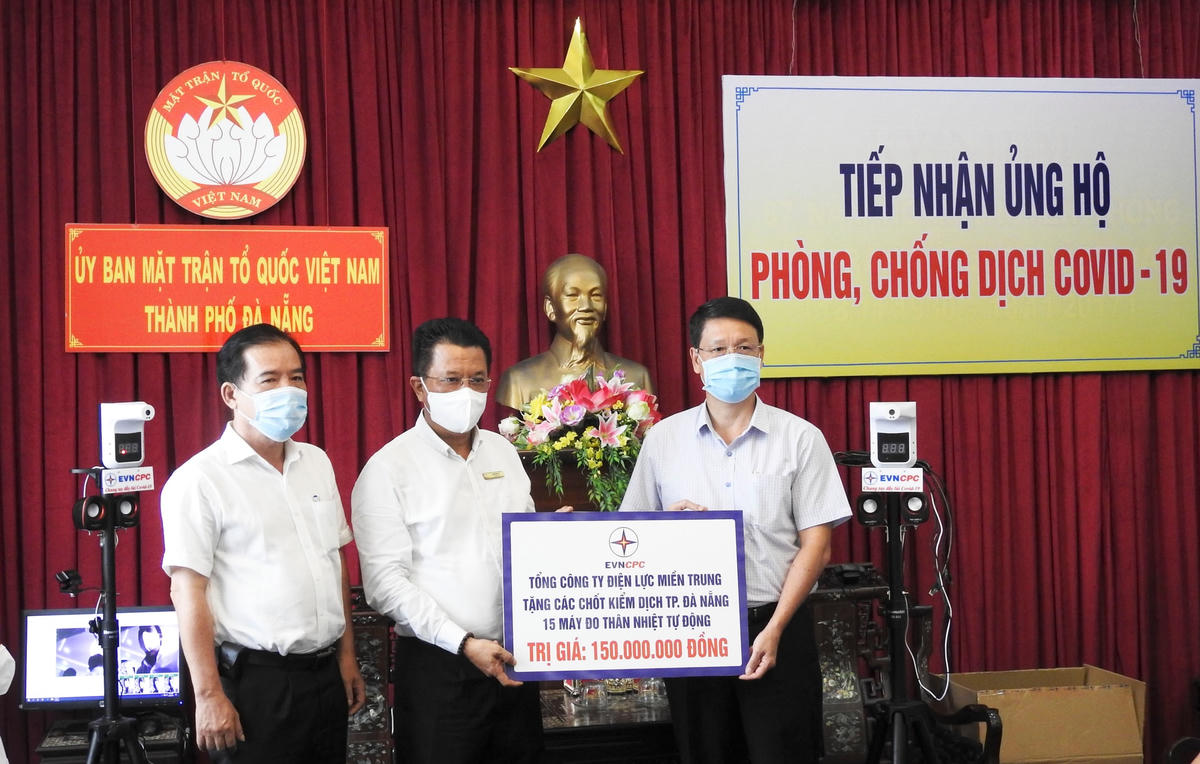 Tồng công ty Điện lực miền Trung, hỗ trợ 15 máy cảm biến thân nhiệt, quét mã code cho 15 chốt kiểm soát phòng, chống dịch Covid-19 cửa ngõ TP Đà Nẵng. Ảnh Thanh Tùng.