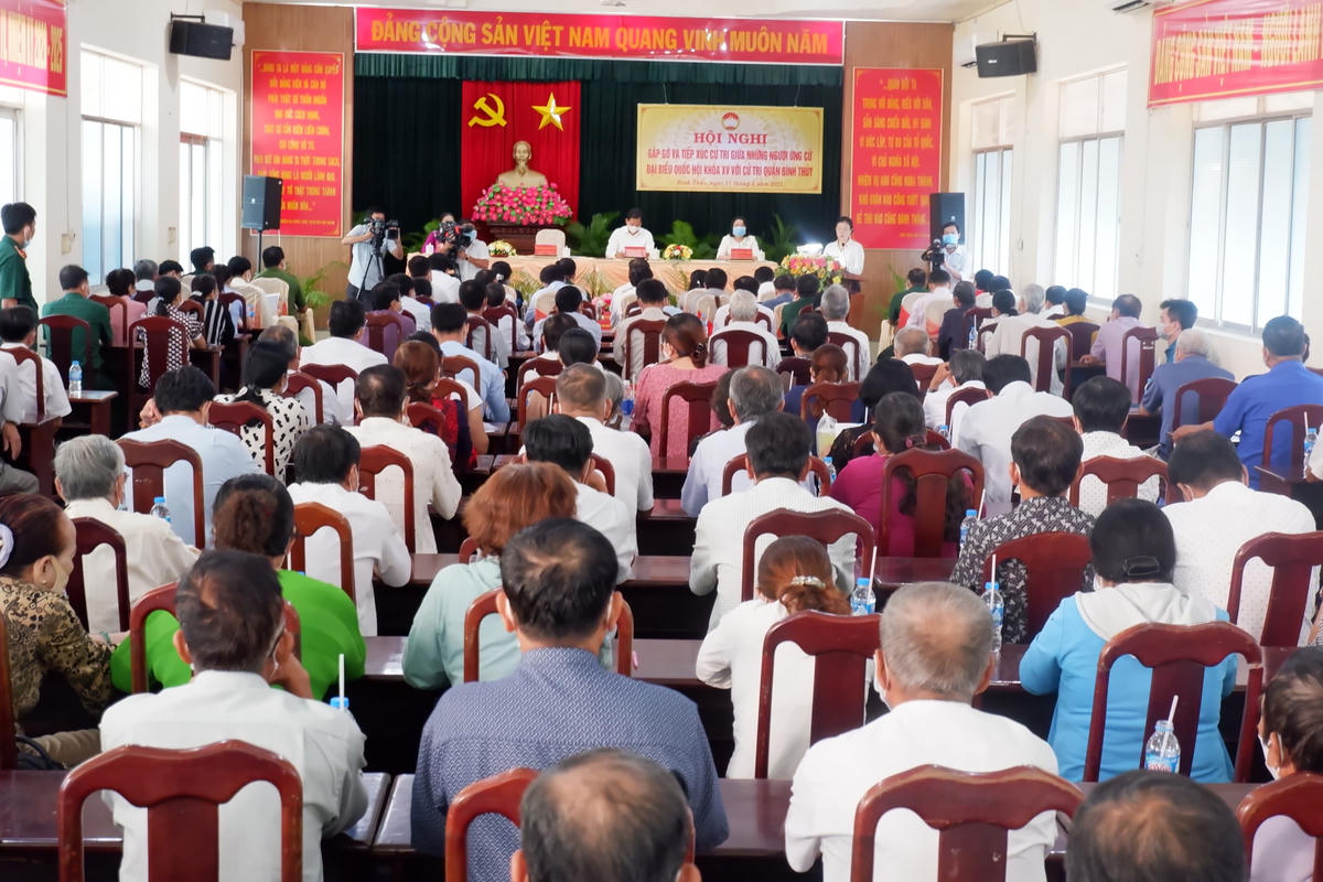 Quang cảnh buổi gặp gỡ và tiếp xúc của tri quận Bình Thuỷ.