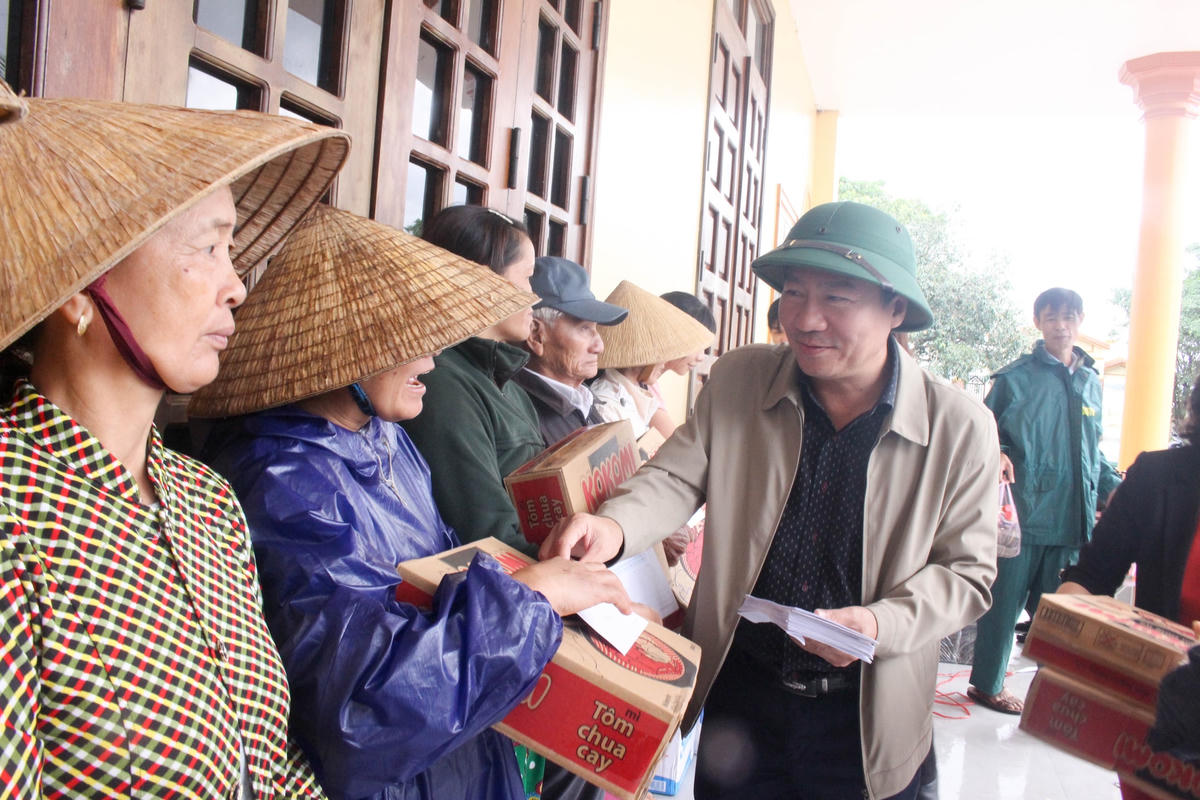 Ông Đào Mạnh Hùng, Chủ tịch Ủy ban MTTQ Việt Nam tỉnh Quảng Trị trao quà cho bà con giáo dân bị ảnh hưởng do bão lũ tại huyện Hải Lăng.