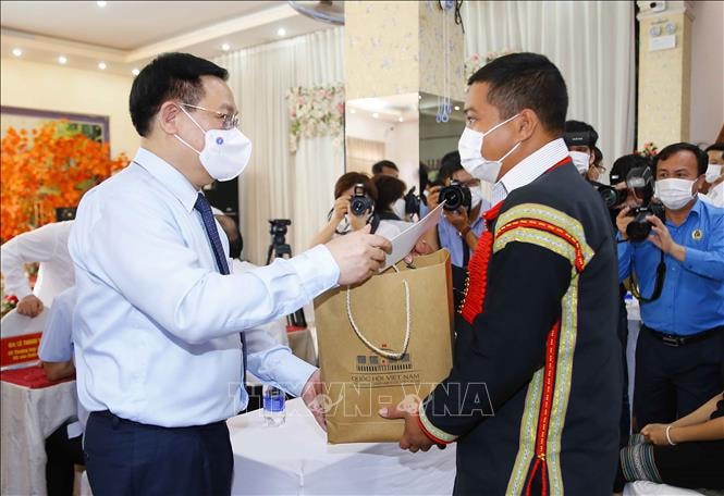 Chủ tịch Quốc hội Vương Đình Huệ tặng quà cho công nhân bị ảnh hưởng bởi dịch Covid-19 trên địa bàn tỉnh Đắk Lắk. Ảnh: Doãn Tấn/TTXVN.