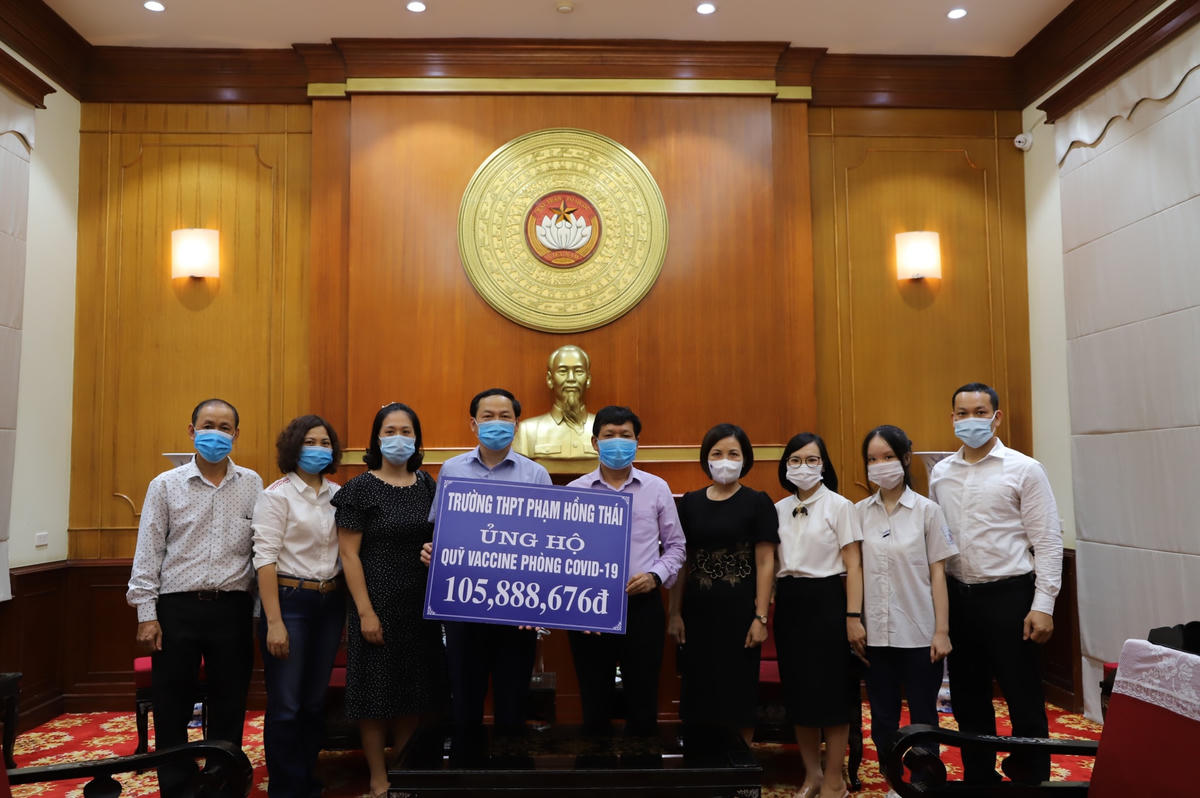 Ông Trần Văn Sinh tiếp nhận ủng hộ Quỹ Vaccine phòng Covid-19 từ Trường THPT Phạm Hồng Thái.