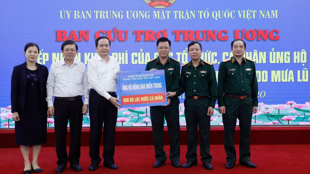 Chủ tịch Trần Thanh Mẫn tiếp nhận ủng hộ từ Công đoàn Trung tâm Nhiệt đới Việt - Nga. Ảnh: Quang Vinh.
