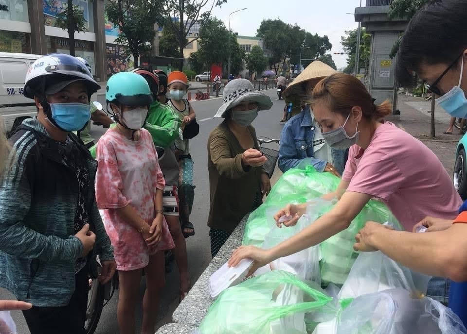 Những suất ăn tình nghĩa giúp đỡ người lao động lúc khó khăn.