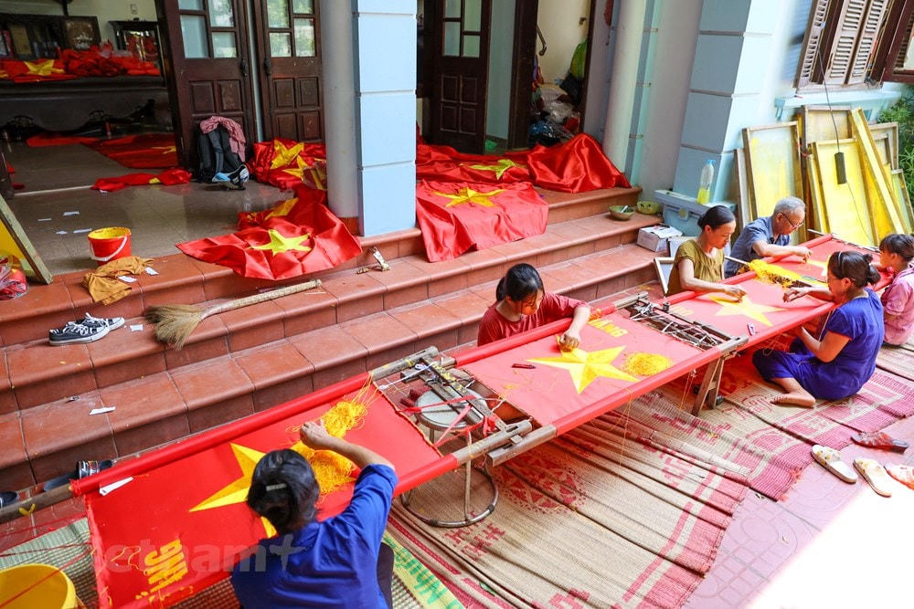 Những ngày này, hòa chung với không khí kỷ niệm 75 năm Cách mạng tháng Tám và Quốc khánh 2-9, người dân làng Từ Vân (xã Lê Lợi, Thường Tín, Hà Nội) lại tất bật để cung cấp những lá cờ Tổ quốc đến mọi miền đất nước. (Ảnh: Minh Sơn/Vietnam+).
