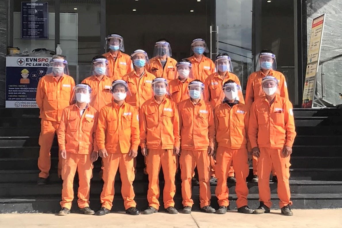 Công nhân điện lực tại Lâm Đồng sử dụng mũ chắn giọt bắn khi công tác ngoài hiện trường.