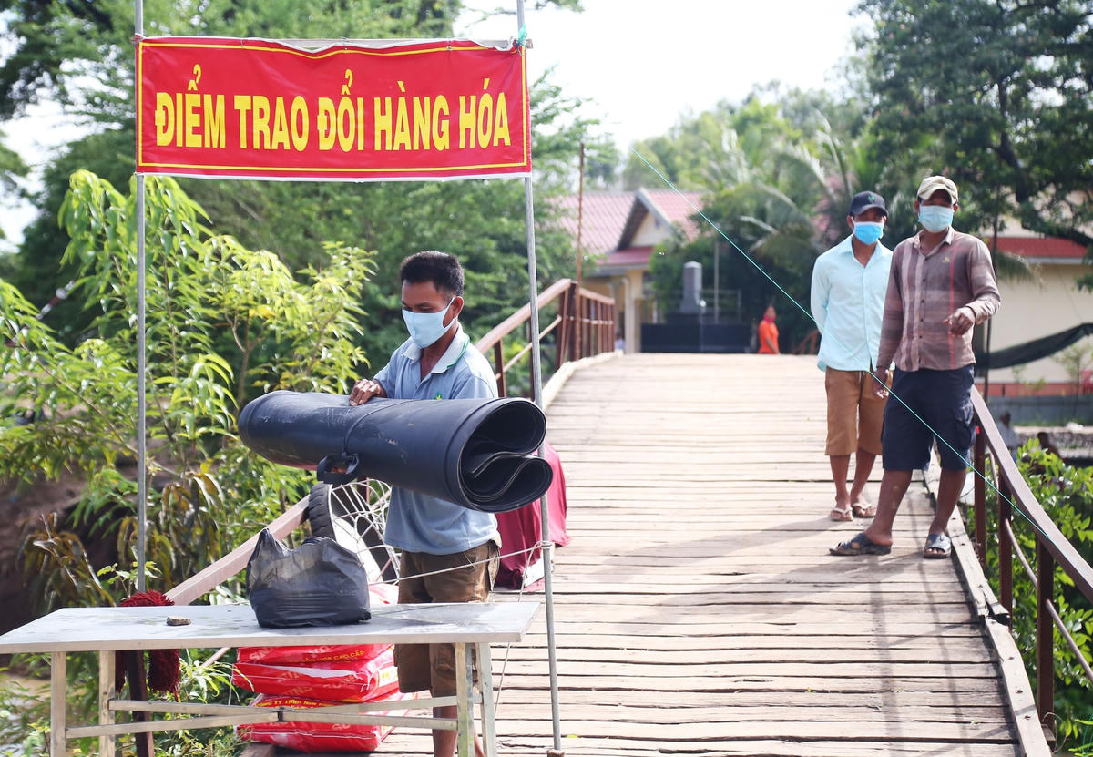 Lực lượng BĐBP Đồn Biên Phòng Thông Bình tổ chức điểm trao đổi hàng hoá không tiếp xúc.