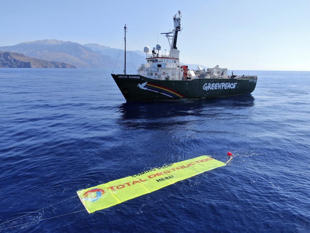 Một biểu ngữ phản đối đề xuất thăm dò dầu khí sâu trên biển được Greenpeace đặt gần tàu Arctic Sunrise ở phía tây nam đảo Crete, Hy Lạp. Ảnh: AP.