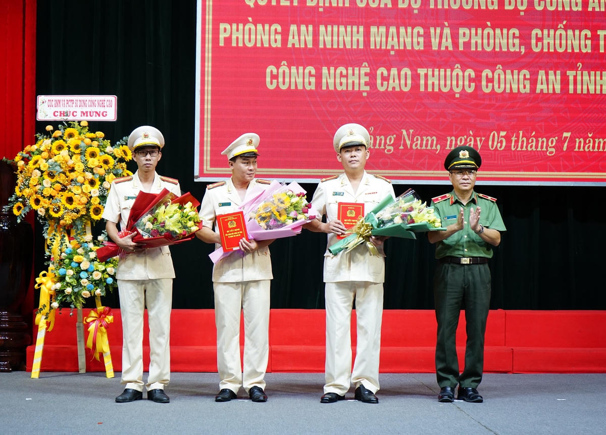 Thiếu tướng Nguyễn Đức Dũng trao Quyết định cho lãnh đạo Phòng PA05, Công an tỉnh Quảng Nam.