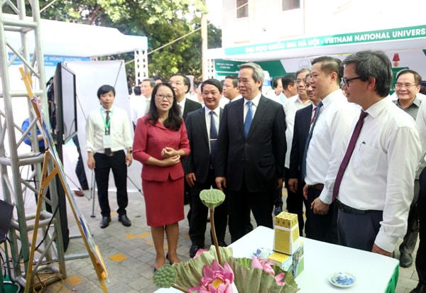 Các đại biểu tham quan triển lãm sản phẩm KH&CN thuộc Chương trình Tây Bắc.