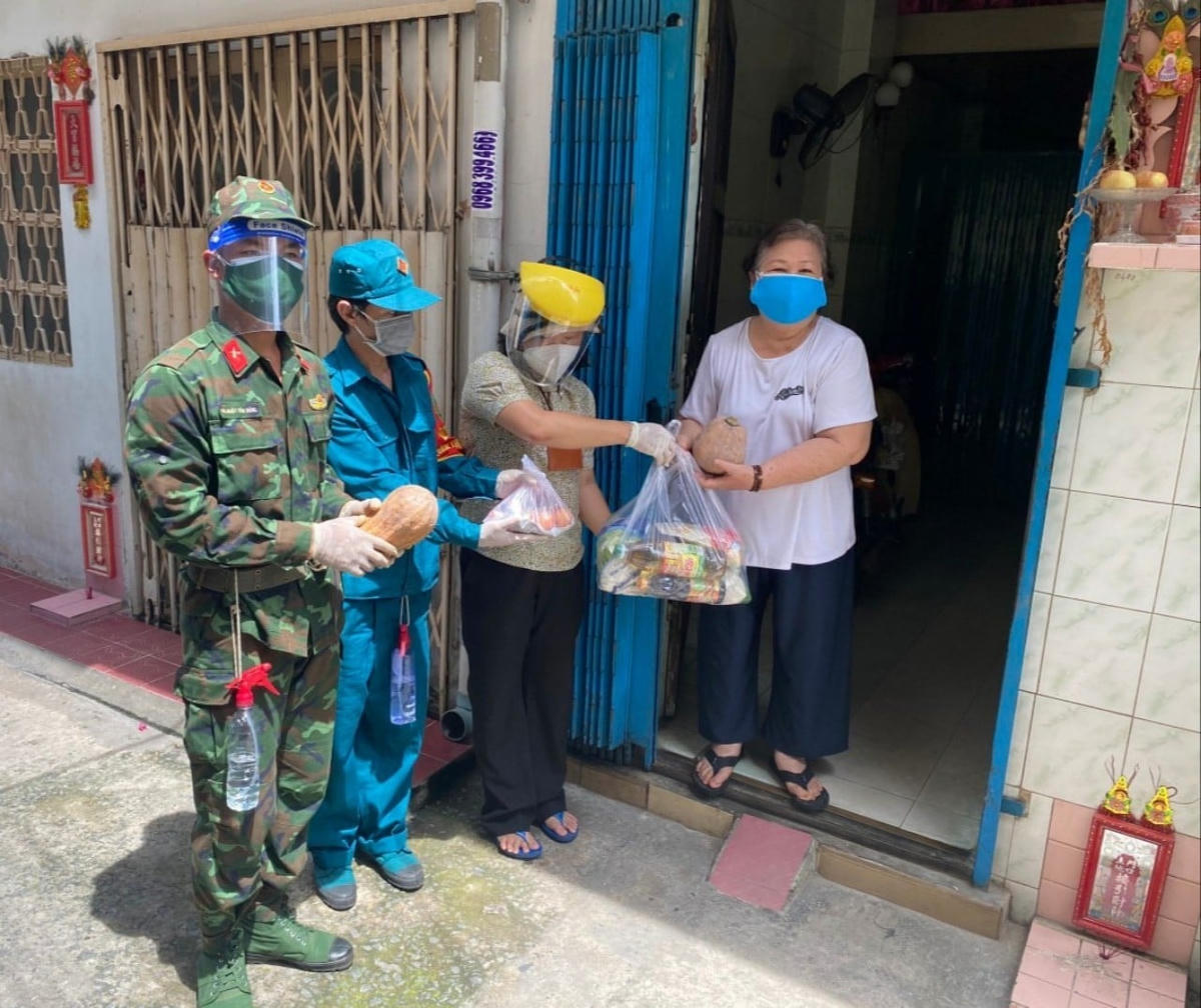 Giao thực phẩm đến tận nhà người dân. Ảnh: Hà Văn Đạo.