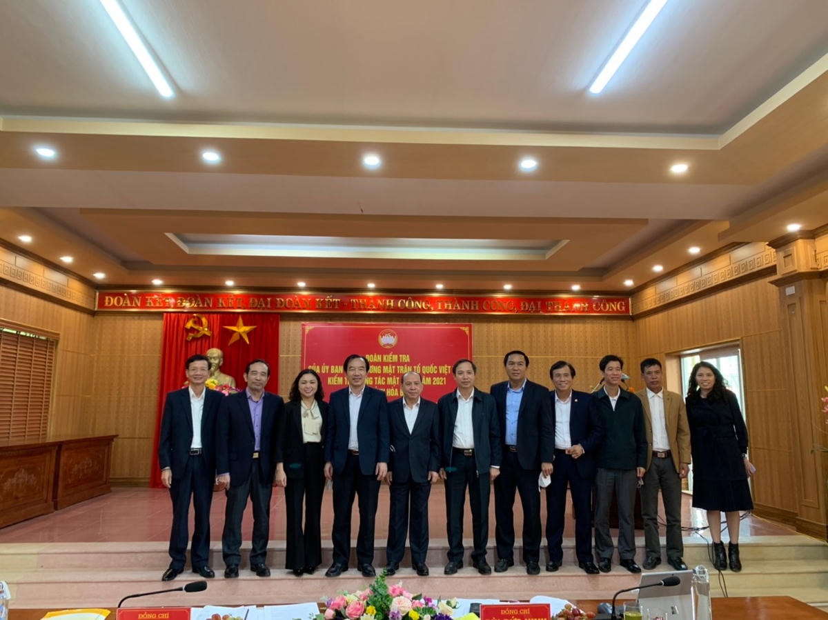 Phó chủ tịch Ngô Sách Thực và đoàn công tác chụp ảnh lưu niệm cùng UBMTTQ Việt Nam tỉnh Hoà Bình.