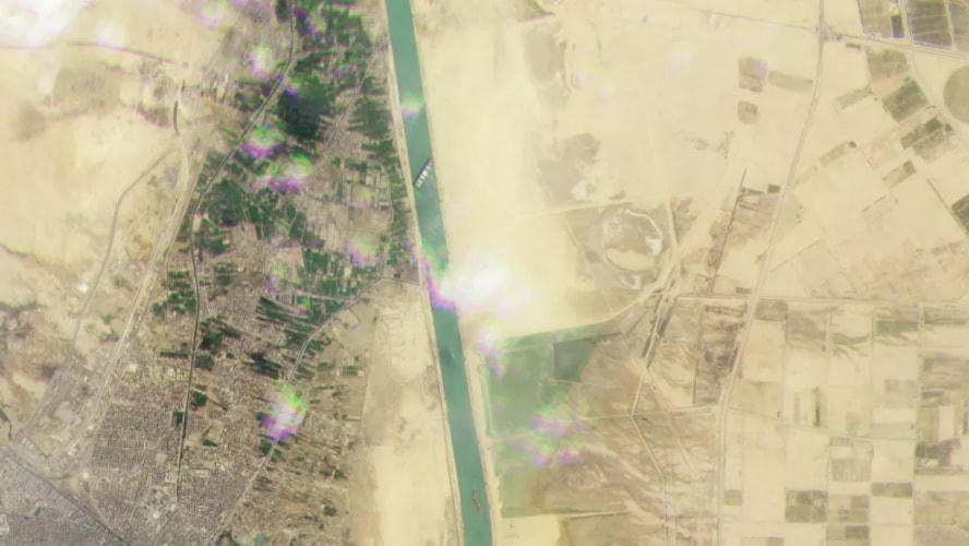 Ảnh chụp từ vệ tinh Copernicus Sentinel-2 của Cơ quan Vũ trụ Châu Âu, đem lại một cái nhìn cận cảnh hơn về con tàu container Ever Given dài 400 m, nặng 224.000 tấn chặn ngang kênh đào Suez.