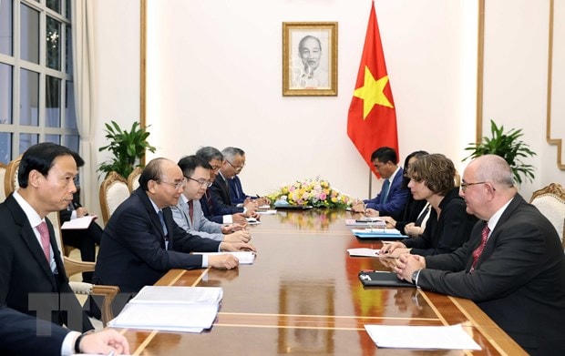 Thủ tướng Nguyễn Xuân Phúc tiếp Đại sứ Hà Lan, Đại sứ Bỉ cùng các nhà đầu tư EU. (Ảnh: Thống Nhất/TTXVN).