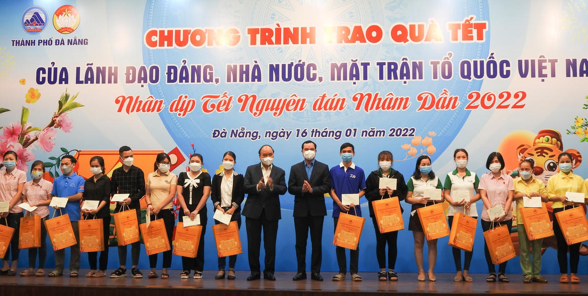 Chủ tịch nước Nguyễn Xuân Phúc; Chủ tịch Tổng Liên đoàn lao động Nguyễn Đình Khang tặng quà xuân Nhâm Dần cho công nhân gặp khó khăn. Ảnh: Thanh Tùng.