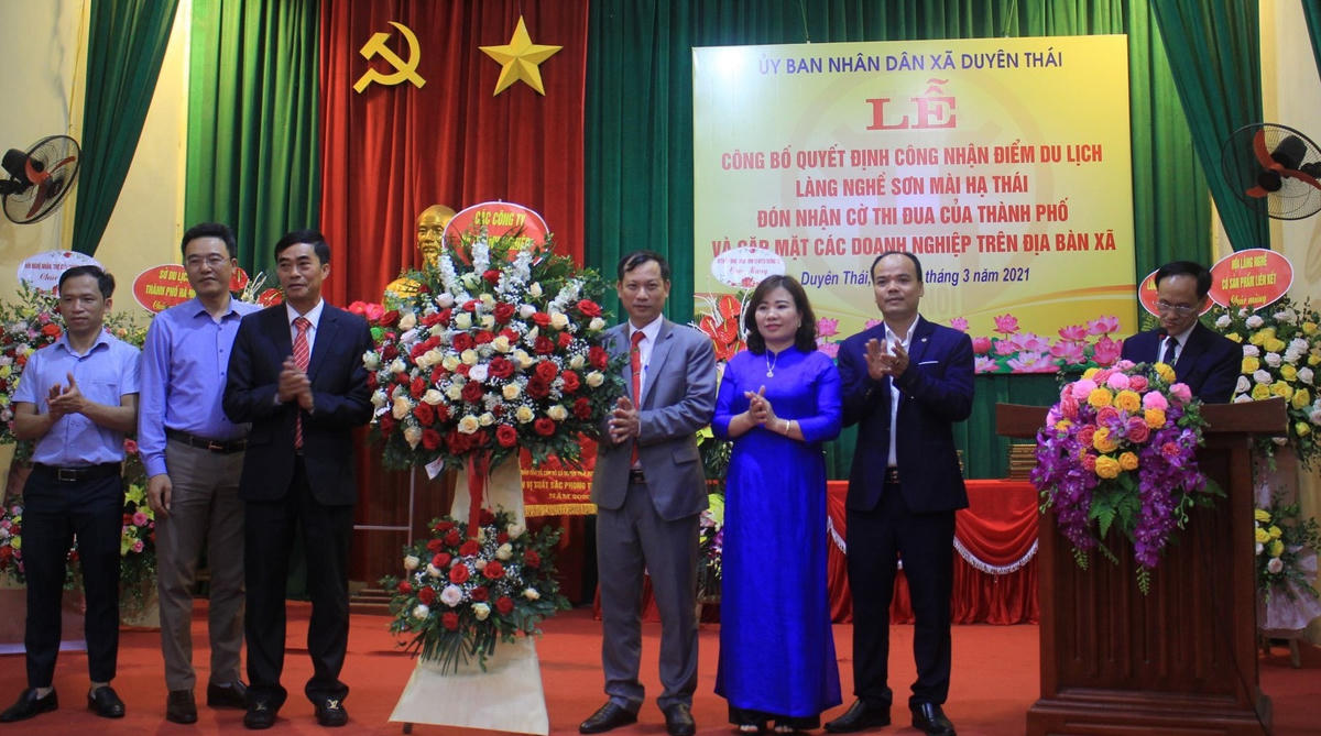 Các công ty, doanh nghiệp chúc mừng UBND xã Duyên Thái.  
