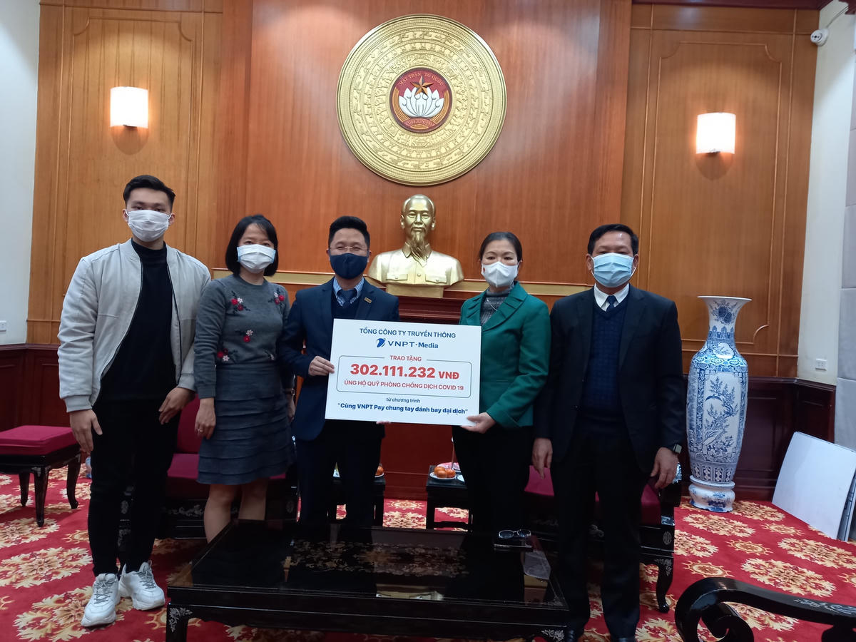 Phó Chủ tịch Trương Thị Ngọc Ánh tiếp nhận ủng hộ từ Tổng Công ty truyền thông (VNPT - Media).